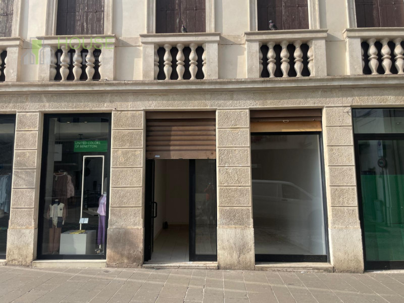 SCHIO - Centro: in posizione centrale, vendesi NEGOZIO-UFFICIO vetrinato, piano terra. Possibilit...