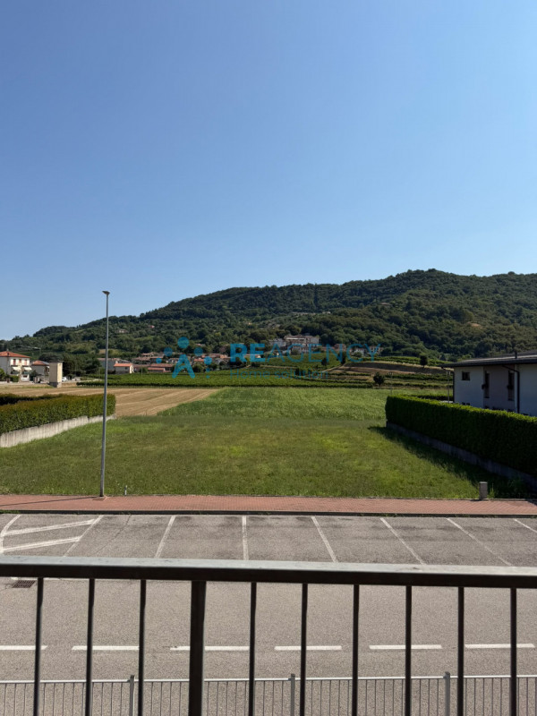 Stai cercando un BICAMERE arredato, curato e luminoso , in una zona residenziale tranquilla?

Can...