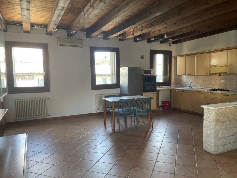 UBICAZIONE E CONTESTO
Ad Altavilla Vicentina, in particolare nella zona di Tavernelle, in una pos...