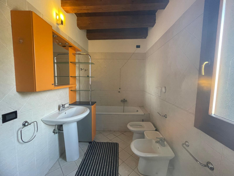 UBICAZIONE E CONTESTO
Ad Altavilla Vicentina, in particolare nella zona di Tavernelle, in una pos...