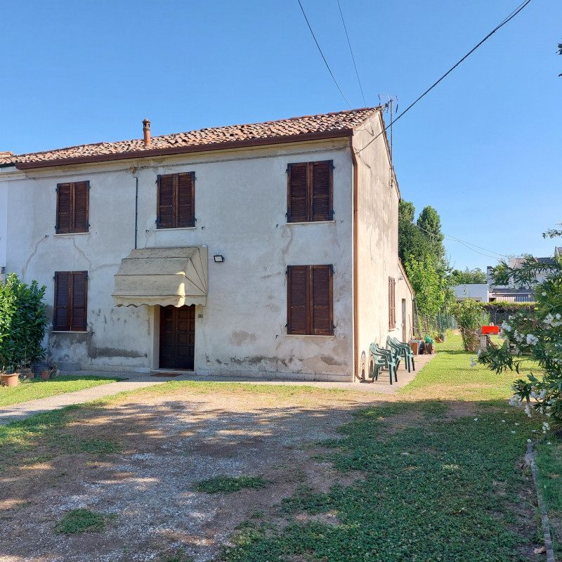 MASI,
Se stai cercando un'abitazione in centro, ma in una zona tranquilla e riservata, questa por...