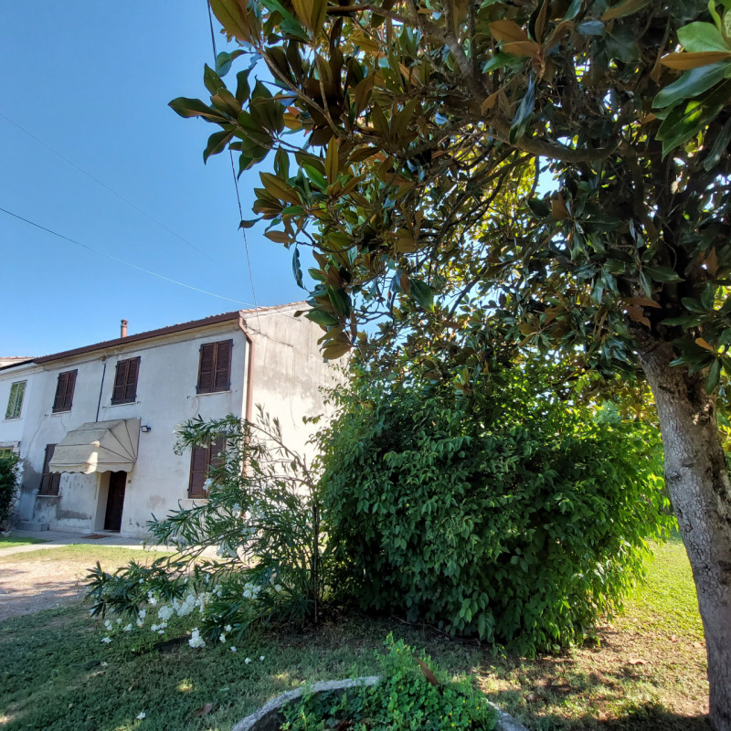 MASI,
Se stai cercando un'abitazione in centro, ma in una zona tranquilla e riservata, questa por...
