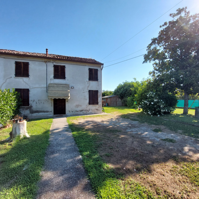 MASI,
Se stai cercando un'abitazione in centro, ma in una zona tranquilla e riservata, questa por...