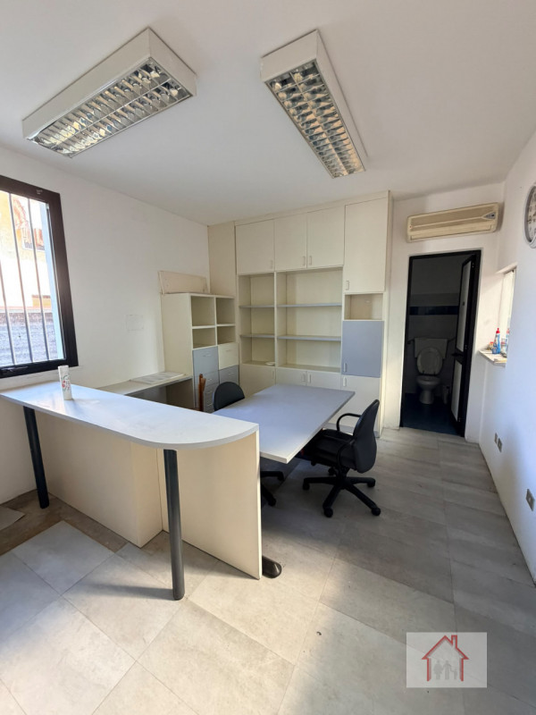 Affittasi capannone di circa 300 mq con uffici, bagni e soppalco. Ampia area scoperta di circa 2....