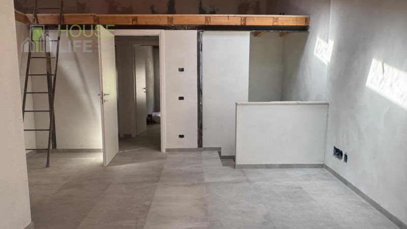 Scopri questo affascinante APPARTAMENTO mansardardato con ingresso indipendente inserito nella pi...