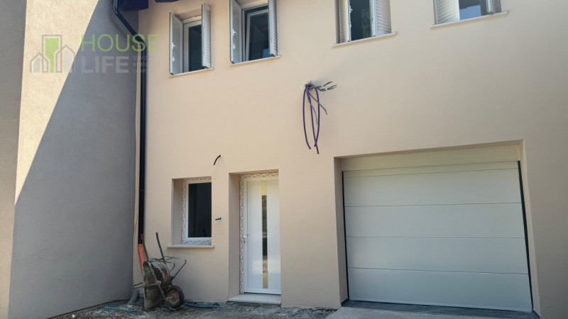 Scopri questo affascinante APPARTAMENTO mansardardato con ingresso indipendente inserito nella pi...