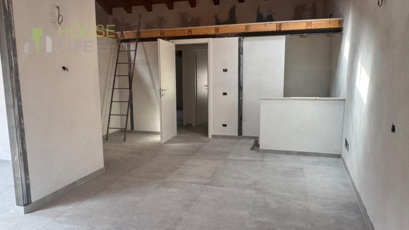 Scopri questo affascinante APPARTAMENTO mansardardato con ingresso indipendente inserito nella pi...