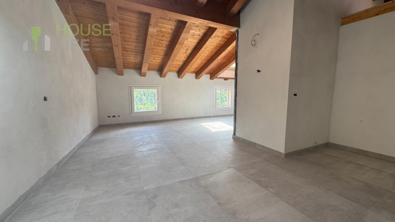 Scopri questo affascinante APPARTAMENTO mansardardato con ingresso indipendente inserito nella pi...