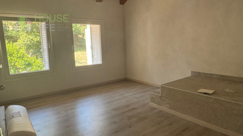 Scopri questo affascinante APPARTAMENTO mansardardato con ingresso indipendente inserito nella pi...