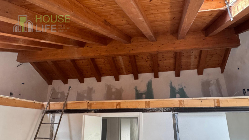 Scopri questo affascinante APPARTAMENTO mansardardato con ingresso indipendente inserito nella pi...