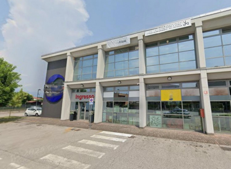 Proponiamo in vendita un’unità commerciale situata nel Comune di Rosà, in Via G. Mazzini n. 91, a...