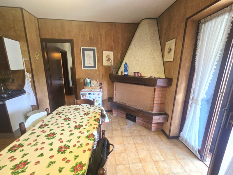 Tonezza del Cimone: Vicino al centro appartamento all' ultimo piano di : ingresso, soggiorno con ...