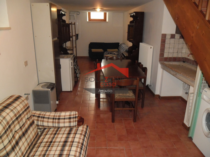 -Camporovere- 
Al piano terra proponiamo in affitto appartamento con soggiorno , angolo cottura, ...