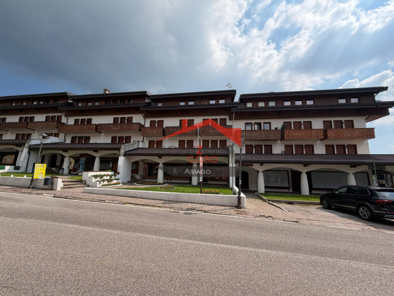 A Gallio centro, in posizione comodissima, proponiamo appartamento piano secondo composto da ampi...