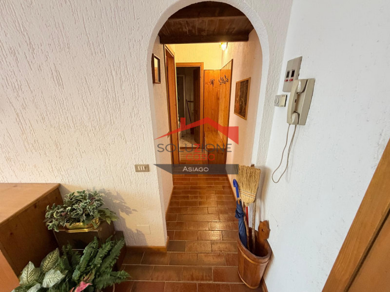 A Gallio centro, in posizione comodissima, proponiamo appartamento piano secondo composto da ampi...