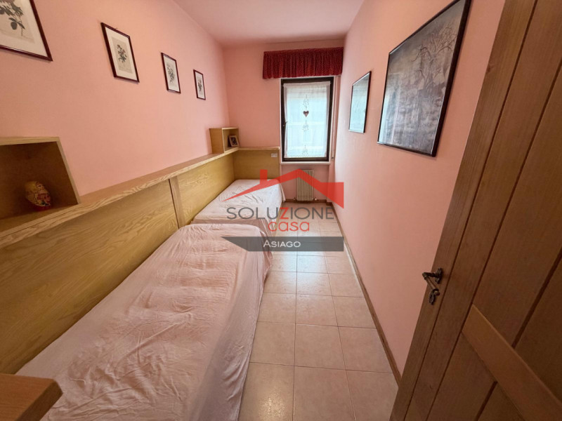 A Gallio centro, in posizione comodissima, proponiamo appartamento piano secondo composto da ampi...