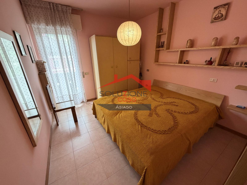 A Gallio centro, in posizione comodissima, proponiamo appartamento piano secondo composto da ampi...