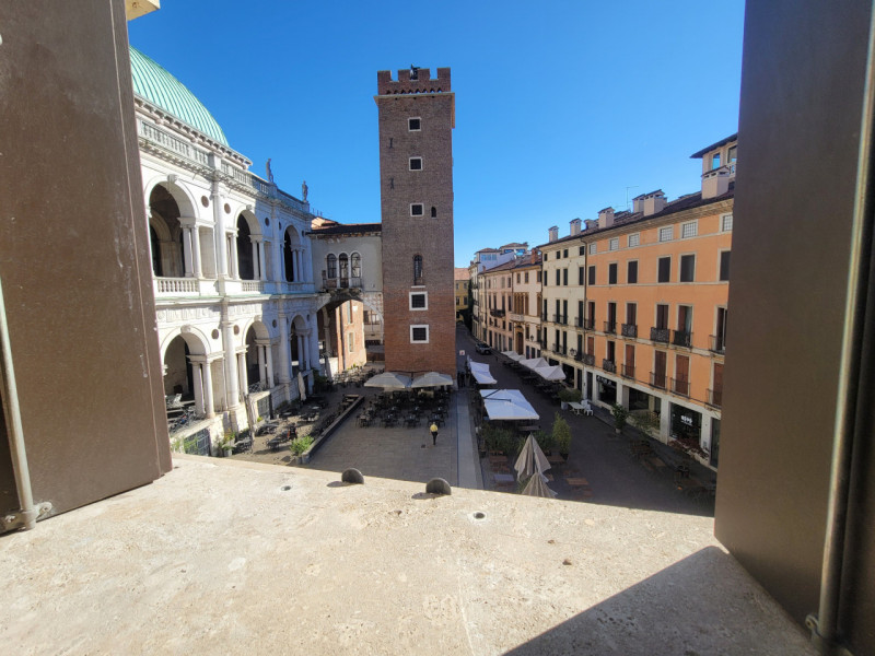 VICENZA IN UNA DELLE PIAZZE PIÙ BELLE E  RINOMATE DELLA CITTÀ proponiamo in vendita un bicamere a...