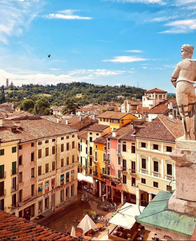 VICENZA IN UNA DELLE PIAZZE PIÙ BELLE E  RINOMATE DELLA CITTÀ proponiamo in vendita un bicamere a...