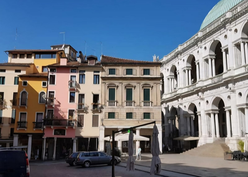 VICENZA IN UNA DELLE PIAZZE PIÙ BELLE E  RINOMATE DELLA CITTÀ proponiamo in vendita un bicamere a...