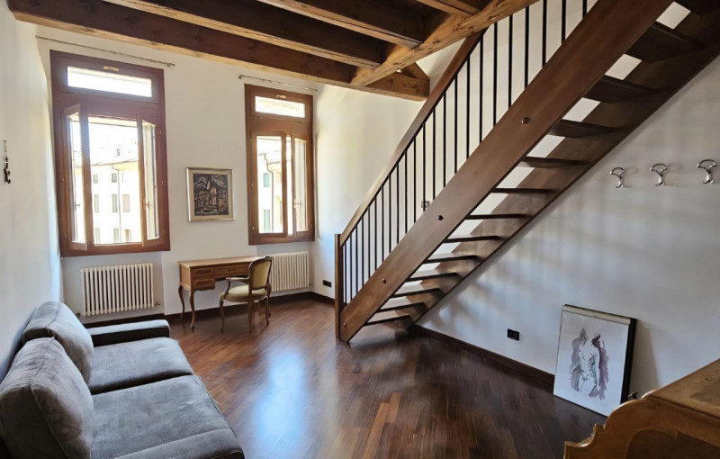 VICENZA IN UNA DELLE PIAZZE PIÙ BELLE E  RINOMATE DELLA CITTÀ proponiamo in vendita un bicamere a...