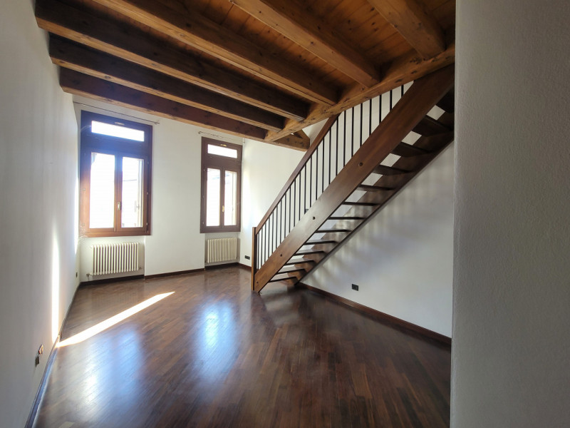 VICENZA IN UNA DELLE PIAZZE PIÙ BELLE E  RINOMATE DELLA CITTÀ proponiamo in vendita un bicamere a...