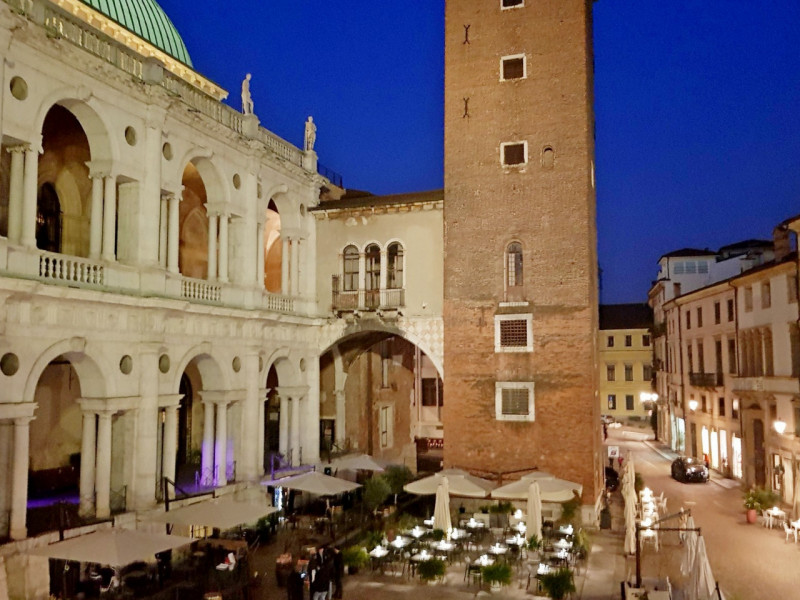 VICENZA IN UNA DELLE PIAZZE PIÙ BELLE E  RINOMATE DELLA CITTÀ proponiamo in vendita un bicamere a...