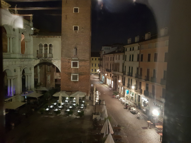 VICENZA IN UNA DELLE PIAZZE PIÙ BELLE E  RINOMATE DELLA CITTÀ proponiamo in vendita un bicamere a...