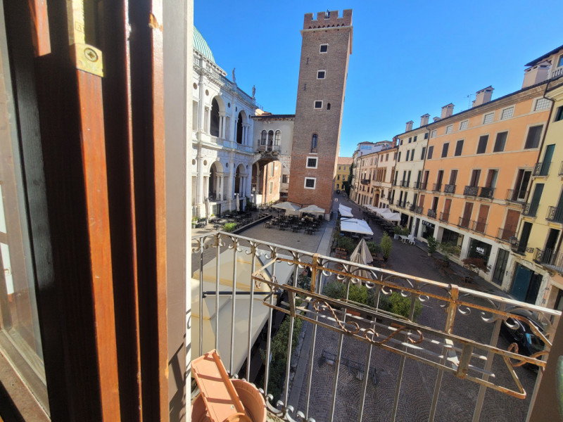 VICENZA IN UNA DELLE PIAZZE PIÙ BELLE E  RINOMATE DELLA CITTÀ proponiamo in vendita un bicamere a...