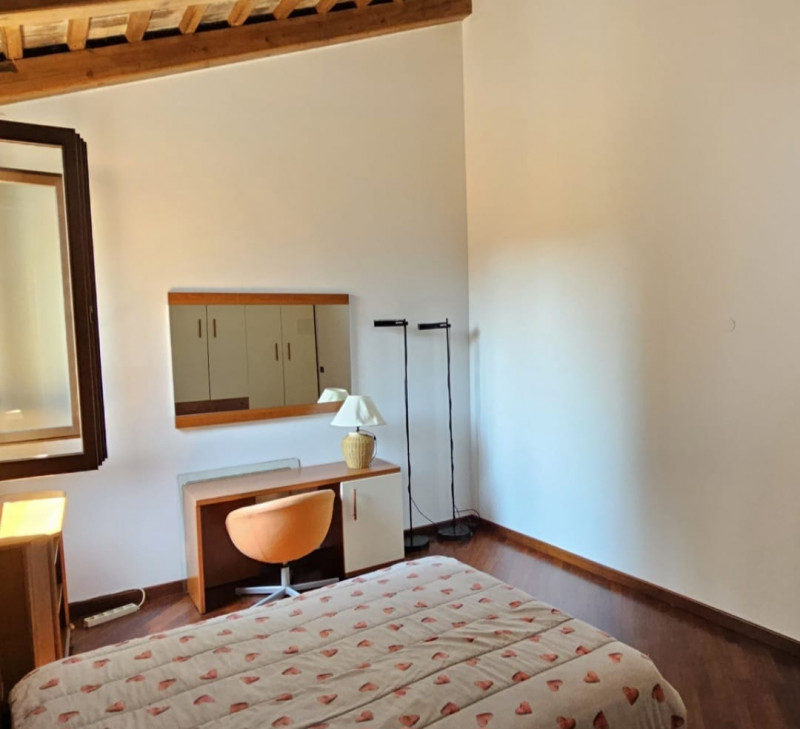 VICENZA IN UNA DELLE PIAZZE PIÙ BELLE E  RINOMATE DELLA CITTÀ proponiamo in vendita un bicamere a...