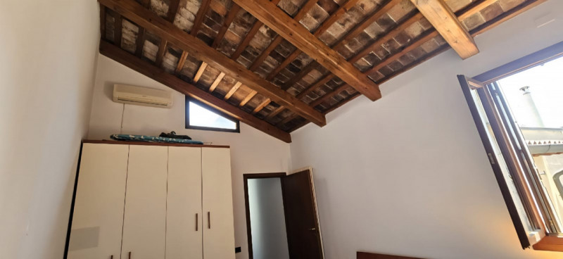 VICENZA IN UNA DELLE PIAZZE PIÙ BELLE E  RINOMATE DELLA CITTÀ proponiamo in vendita un bicamere a...