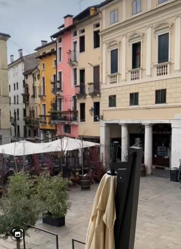 VICENZA IN UNA DELLE PIAZZE PIÙ BELLE E  RINOMATE DELLA CITTÀ proponiamo in vendita un bicamere a...