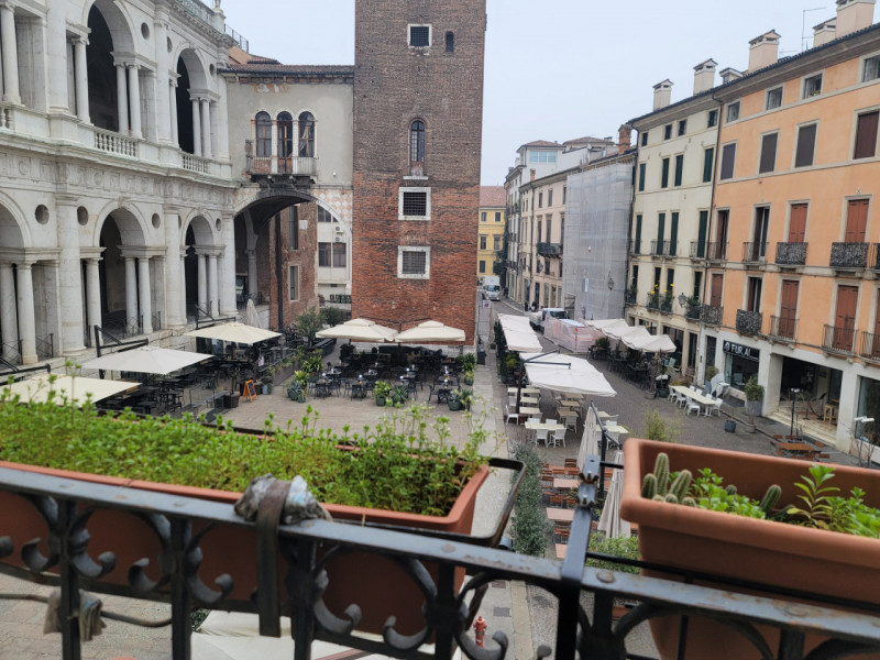 VICENZA IN UNA DELLE PIAZZE PIÙ BELLE E  RINOMATE DELLA CITTÀ proponiamo in vendita un bicamere a...