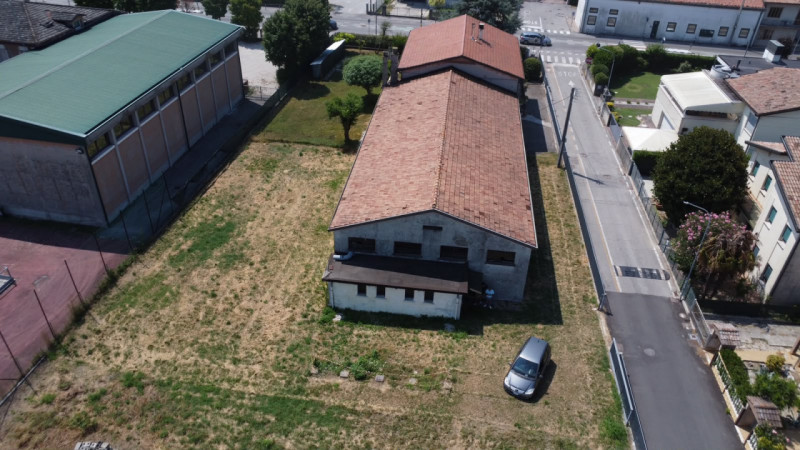 Proponiamo in esclusiva la vendita di un ampio laboratorio artigianale situato nel cuore del comu...