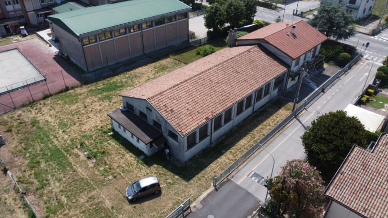 Proponiamo in esclusiva la vendita di un ampio laboratorio artigianale situato nel cuore del comu...