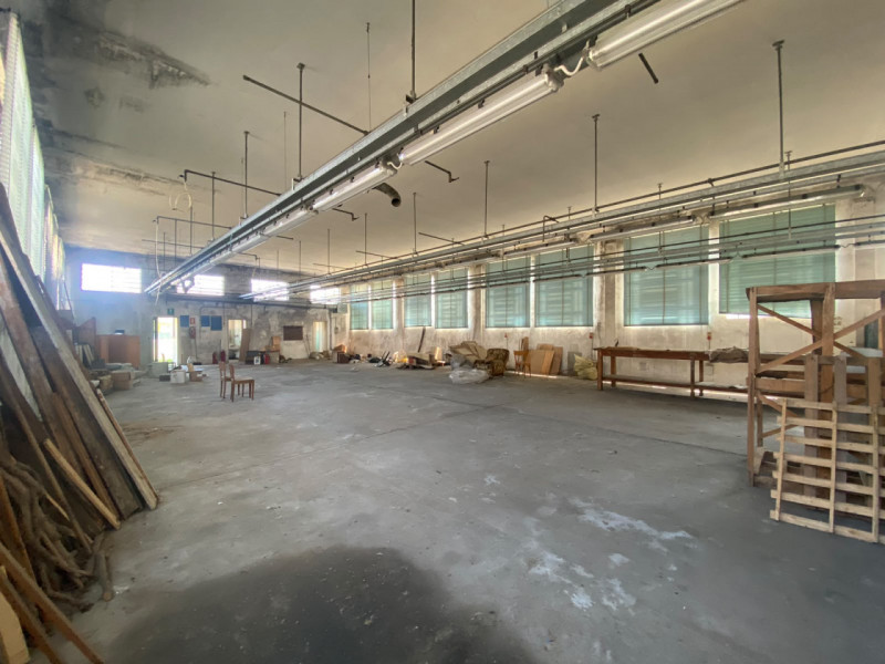 Proponiamo in esclusiva la vendita di un ampio laboratorio artigianale situato nel cuore del comu...