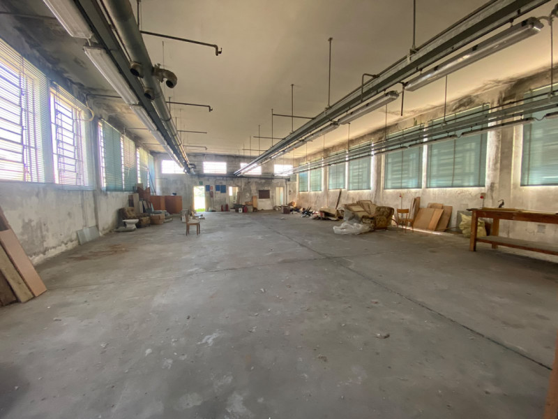 Proponiamo in esclusiva la vendita di un ampio laboratorio artigianale situato nel cuore del comu...