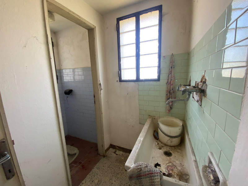Proponiamo in esclusiva la vendita di un ampio laboratorio artigianale situato nel cuore del comu...