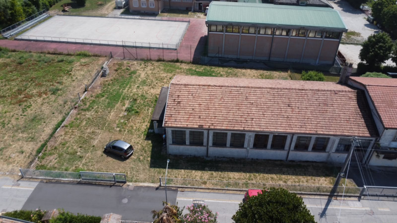 Proponiamo in esclusiva la vendita di un ampio laboratorio artigianale situato nel cuore del comu...