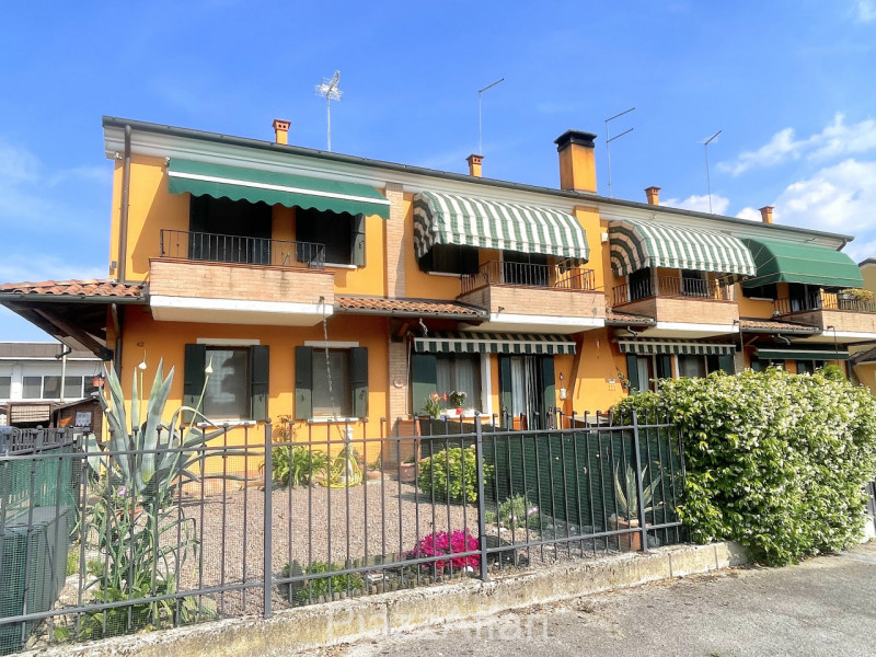 Ubicata in quartiere residenziale, alla fine di una strada chiusa con piccolo parcheggio antistan...