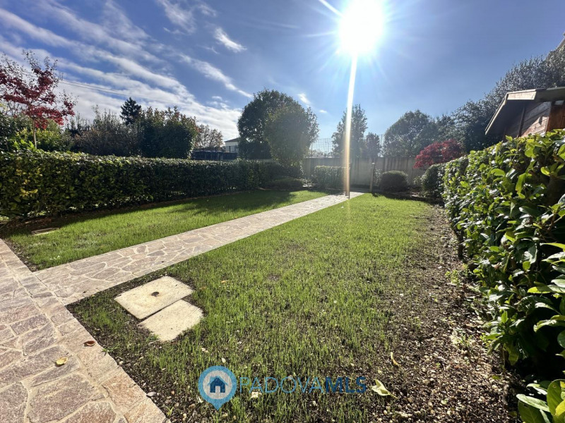 Immobile in esclusiva al Gruppo Padova MLS
Brusegana. Euro 375.000 prezzo non trattabile. Casa sc...