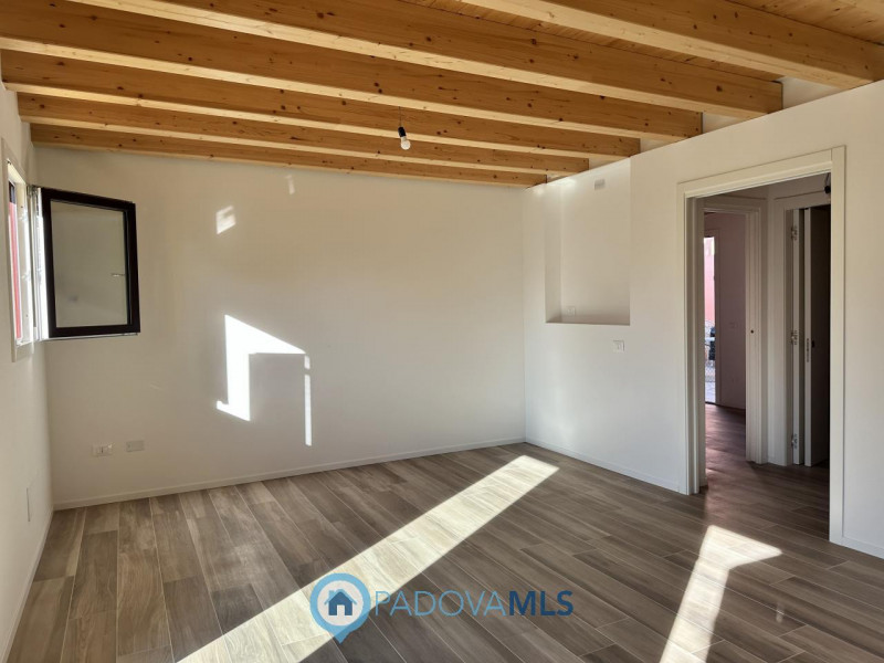 Immobile in esclusiva al Gruppo Padova MLS
Brusegana. Euro 375.000 prezzo non trattabile. Casa sc...