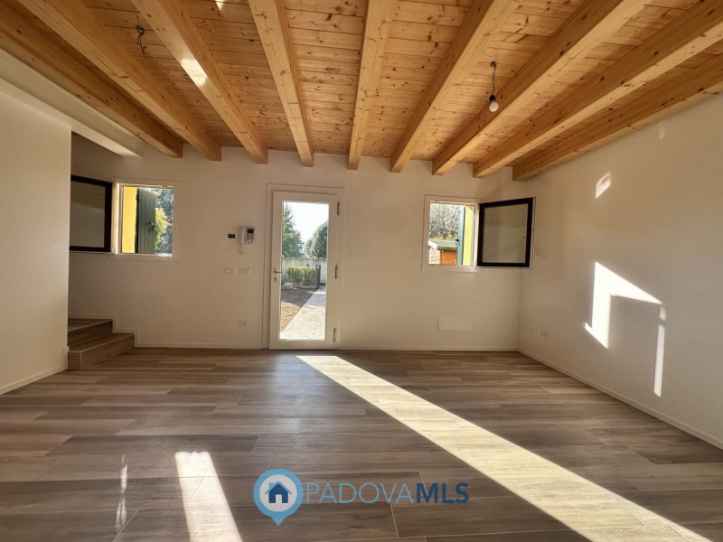 Immobile in esclusiva al Gruppo Padova MLS
Brusegana. Euro 375.000 prezzo non trattabile. Casa sc...