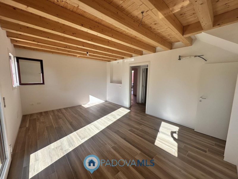Immobile in esclusiva al Gruppo Padova MLS
Brusegana. Euro 375.000 prezzo non trattabile. Casa sc...