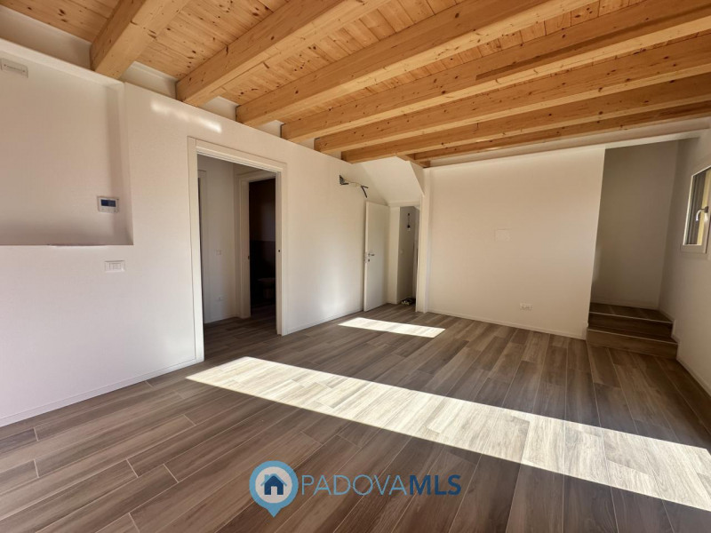 Immobile in esclusiva al Gruppo Padova MLS
Brusegana. Euro 375.000 prezzo non trattabile. Casa sc...