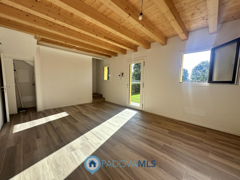 Immobile in esclusiva al Gruppo Padova MLS
Brusegana. Euro 375.000 prezzo non trattabile. Casa sc...