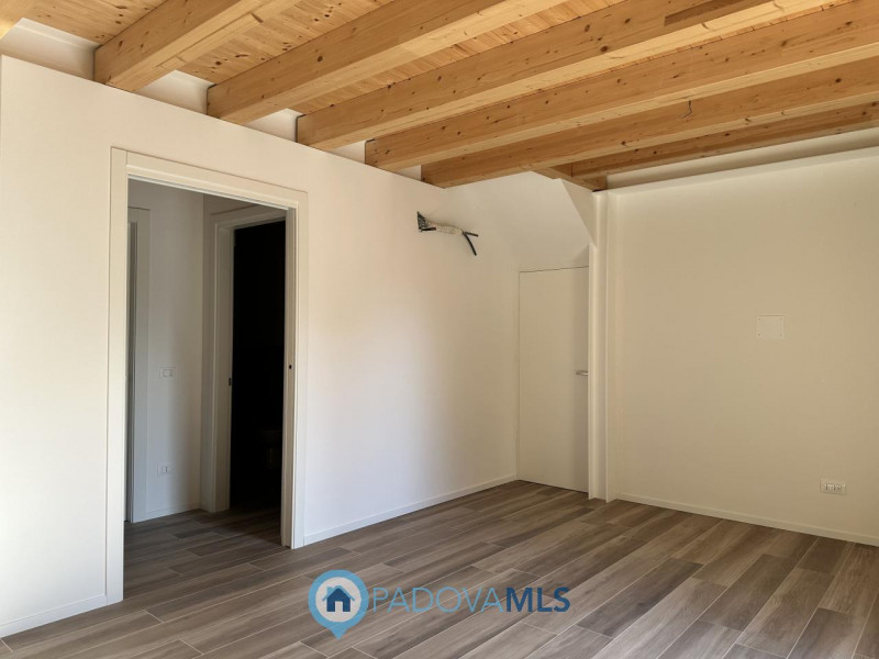 Immobile in esclusiva al Gruppo Padova MLS
Brusegana. Euro 375.000 prezzo non trattabile. Casa sc...