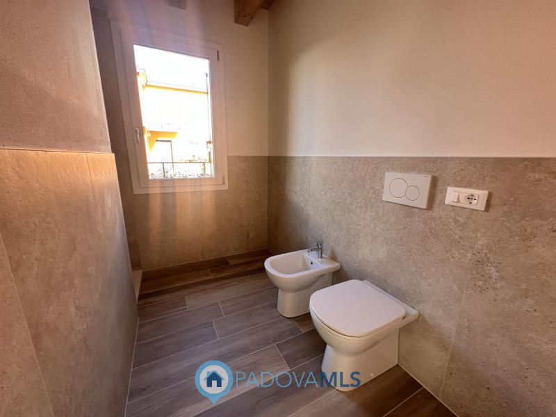 Immobile in esclusiva al Gruppo Padova MLS
Brusegana. Euro 375.000 prezzo non trattabile. Casa sc...