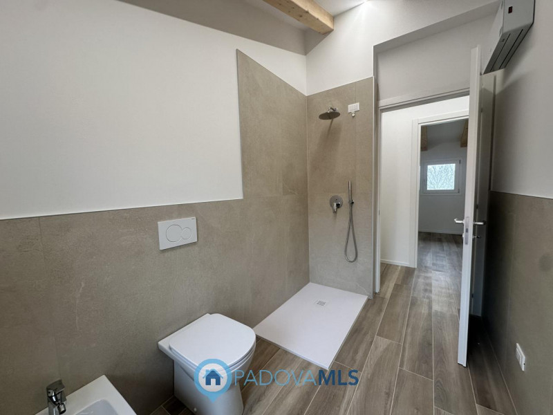 Immobile in esclusiva al Gruppo Padova MLS
Brusegana. Euro 375.000 prezzo non trattabile. Casa sc...