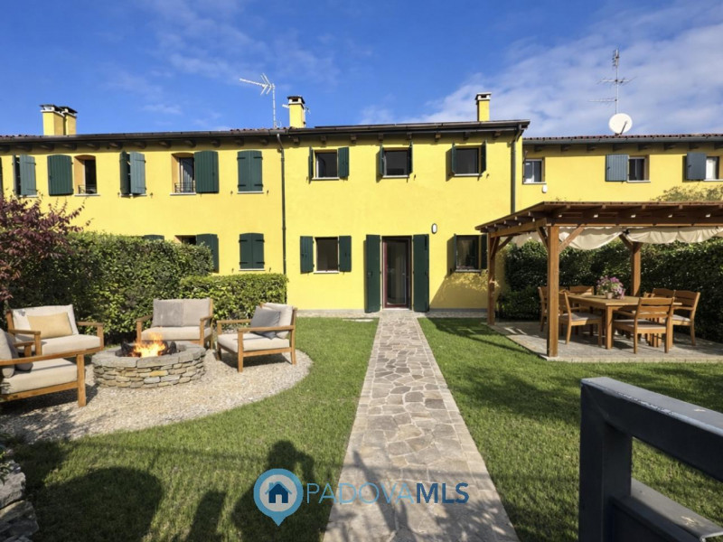 Immobile in esclusiva al Gruppo Padova MLS
Brusegana. Euro 375.000 prezzo non trattabile. Casa sc...